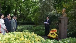 Dâng hoa tưởng niệm Chủ tịch Hồ Chí Minh tại Pháp