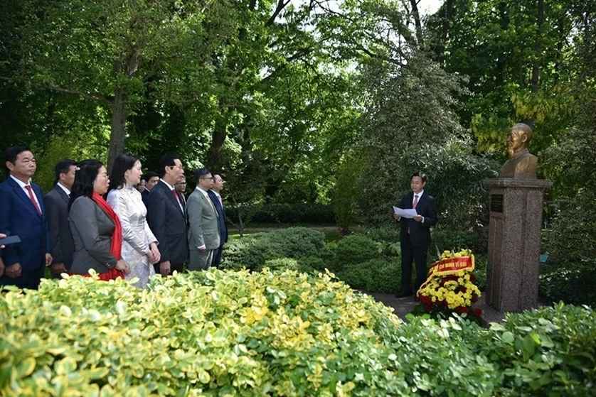 Dâng hoa tưởng niệm Chủ tịch Hồ Chí Minh tại Pháp