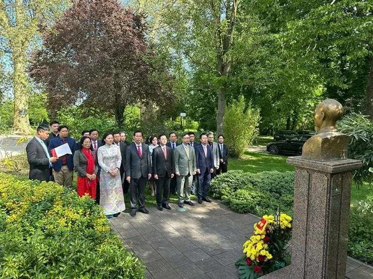 Dâng hoa tưởng niệm Chủ tịch Hồ Chí Minh tại Pháp