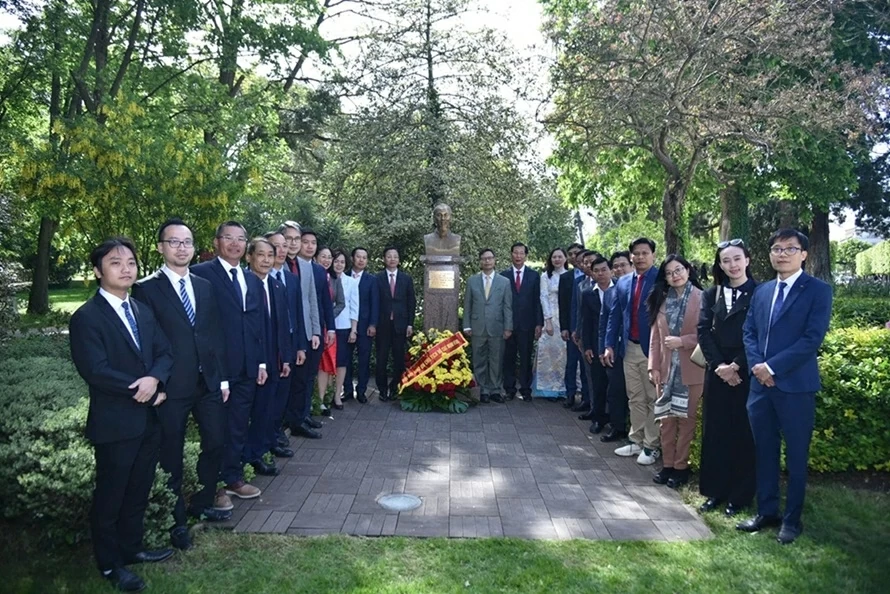 Dâng hoa tưởng niệm Chủ tịch Hồ Chí Minh tại Pháp