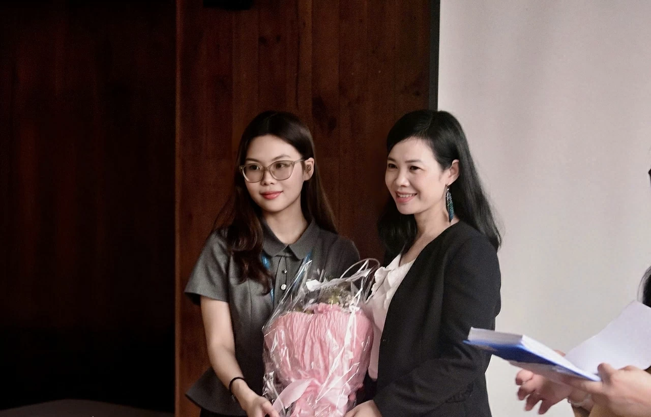 Bạn Đào Minh Châu, Trưởng Ban tổ chức trao hoa cho giảng viên Lê Thị Thoa. (Ảnh: BTC) Bạn Đào Minh Châu, Trưởng Ban tổ chức trao hoa cho giảng viên Lê Thị Thoa. (Ảnh: BTC)