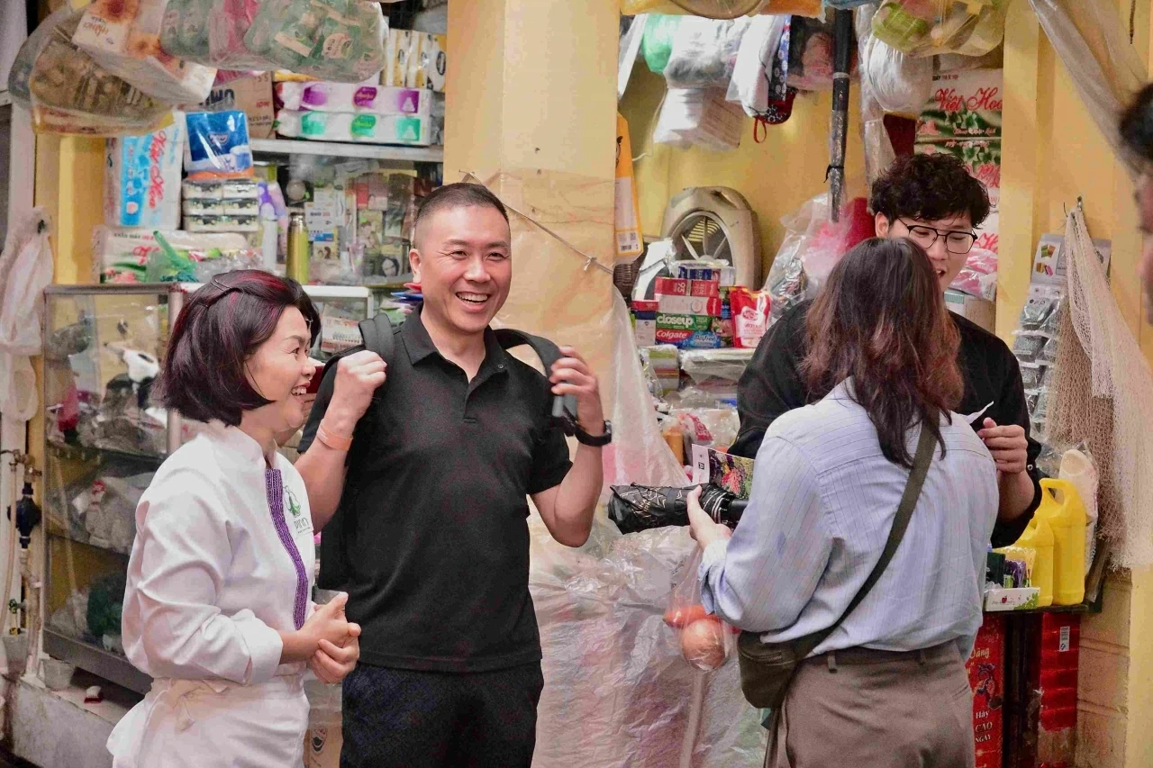 Beyond the basket: Trải nghiệm văn hóa chợ Việt dành cho người nước ngoài