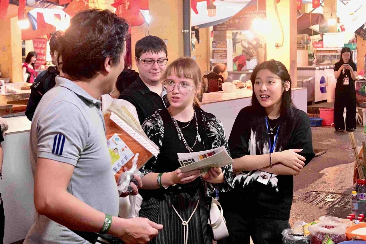 Beyond the basket: Trải nghiệm văn hóa chợ Việt dành cho người nước ngoài