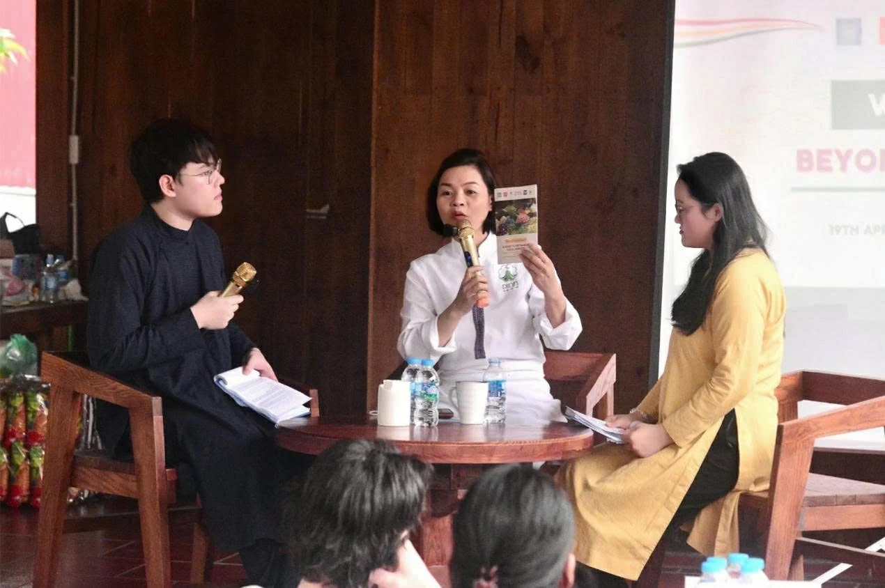Đầu bếp Dương Thị Hải Anh chia sẻ với người tham gia về văn hóa chợ dân sinh trong talkshow “Walk the market path, live the local way”. (Ảnh: BTC) Đầu bếp Dương Thị Hải Anh chia sẻ với người tham gia về văn hóa chợ dân sinh trong talkshow “Walk the market path, live the local way”. (Ảnh: BTC)