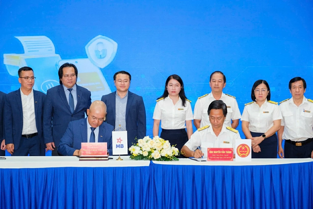 Trong khuôn khổ buổi lễ, MB cam kết đồng hành dài hạn cùng cơ quan Thuế để triển khai bộ giải pháp số mang tên “MB Seller - Buôn bán an tâm”. 