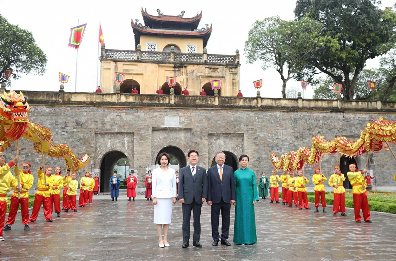 Tổng Bí thư, Chủ tịch nước Tô Lâm và Phu nhân Ngô Phương Ly cùng Tổng thống Hàn Quốc Lee Jae Myung và Phu nhân Kim Hye Kyung chụp ảnh chung trước Cổng thành Đoan Môn. (Ảnh: Thành Long)