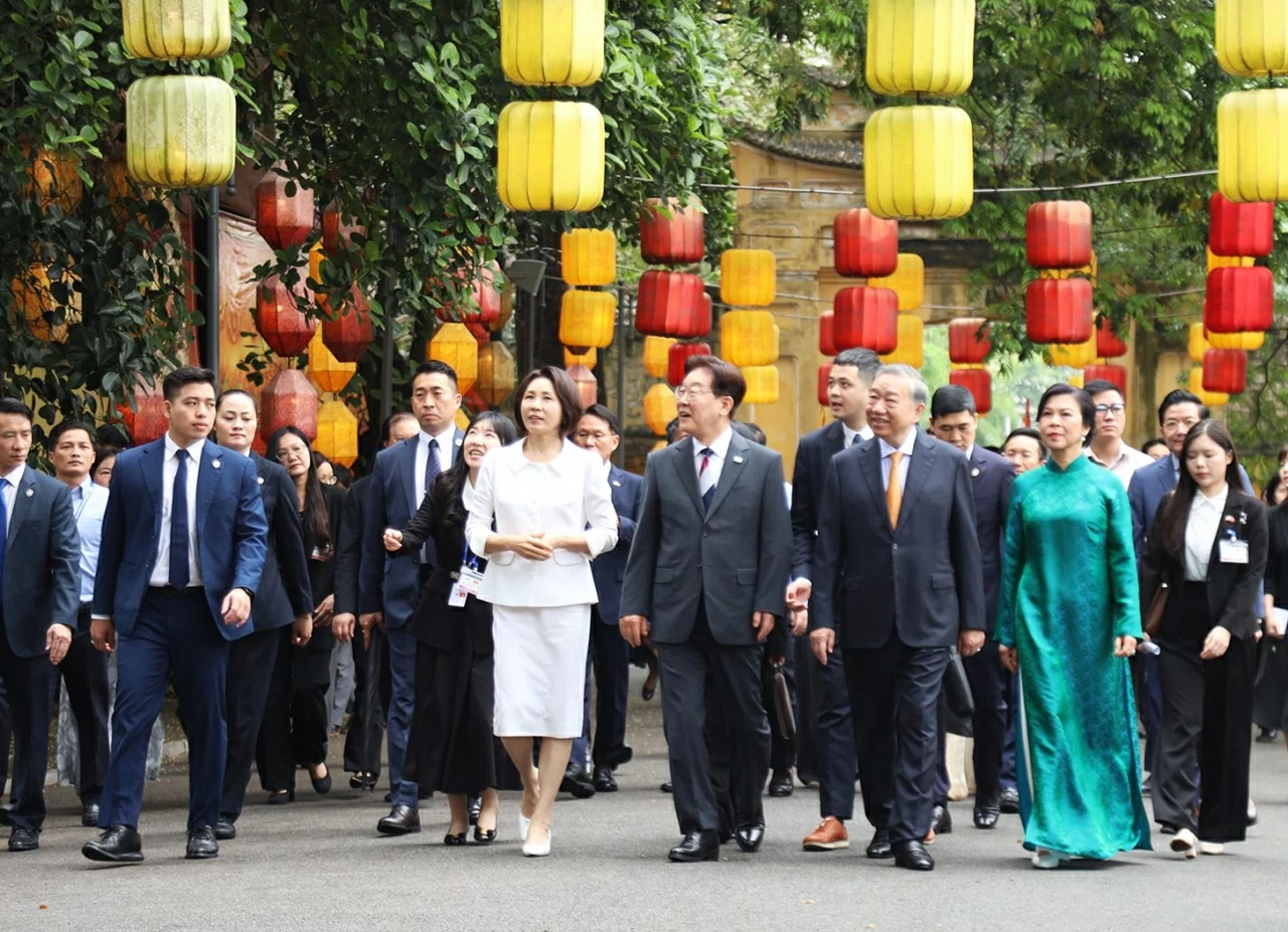 Tổng Bí thư, Chủ tịch nước Tô Lâm và Phu nhân cùng Tổng thống Hàn Quốc Lee Jae Myung và Phu nhân di chuyển tới Phòng Trưng bày Thăng Long - Hà Nội, Lịch sử nghìn năm từ lòng đất. (Ảnh: Thành Long)