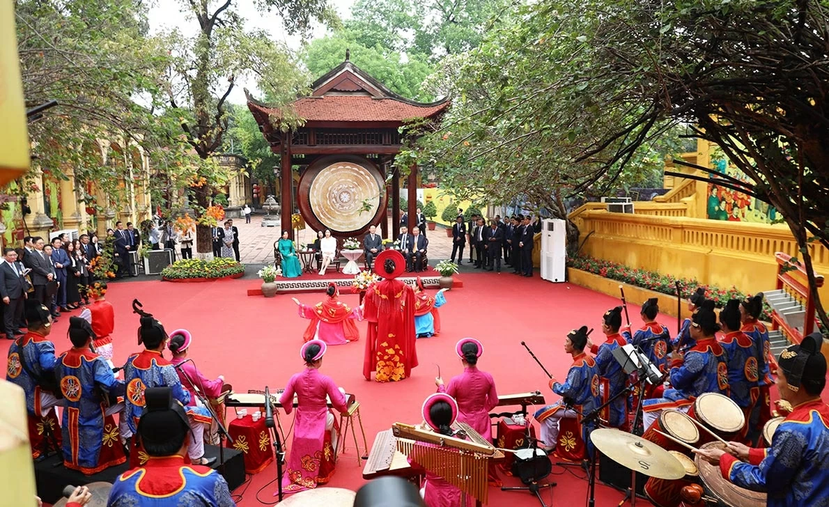 Chương trình biểu diễn nghệ thuật chào mừng Tổng thống Hàn Quốc Lee Jae Myung và Phu nhân do Tổng Bí thư, Chủ tịch nước Tô Lâm và Phu nhân Ngô Phương Ly chủ trì. (Ảnh: Thành Long)