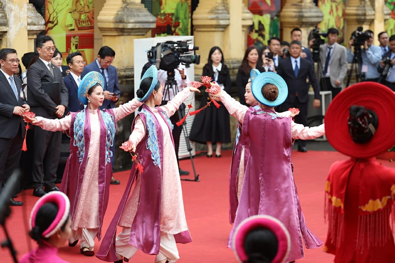 Tổng Bí thư, Chủ tịch nước Tô Lâm và Phu nhân cùng Tổng thống Hàn Quốc Lee Jae Myung và Phu nhân Thưởng trà và xem chương trình biểu diễn nghệ thuật. (Ảnh: Thành Long)