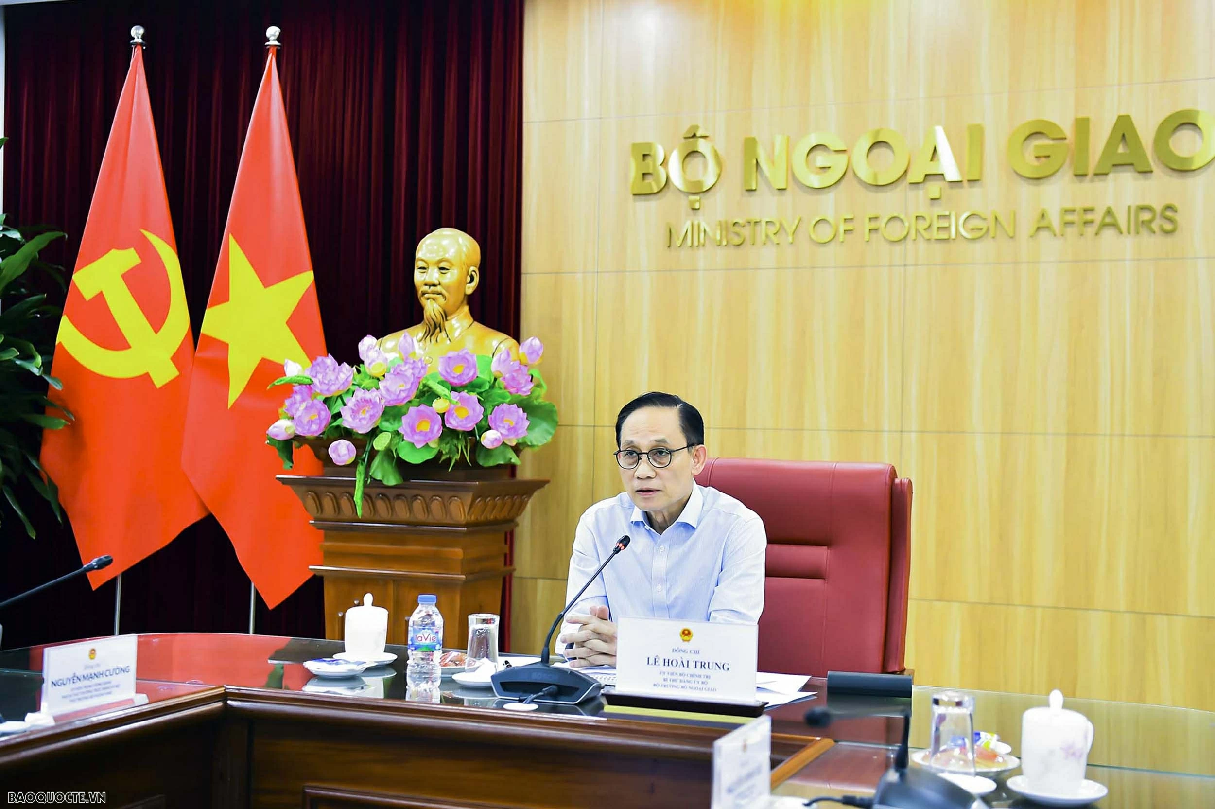 Bộ trưởng Ngoại giao Lê Hoài Trung chủ trì làm việc trực tuyến với các Trưởng cơ quan đại diện Việt Nam ở nước ngoài