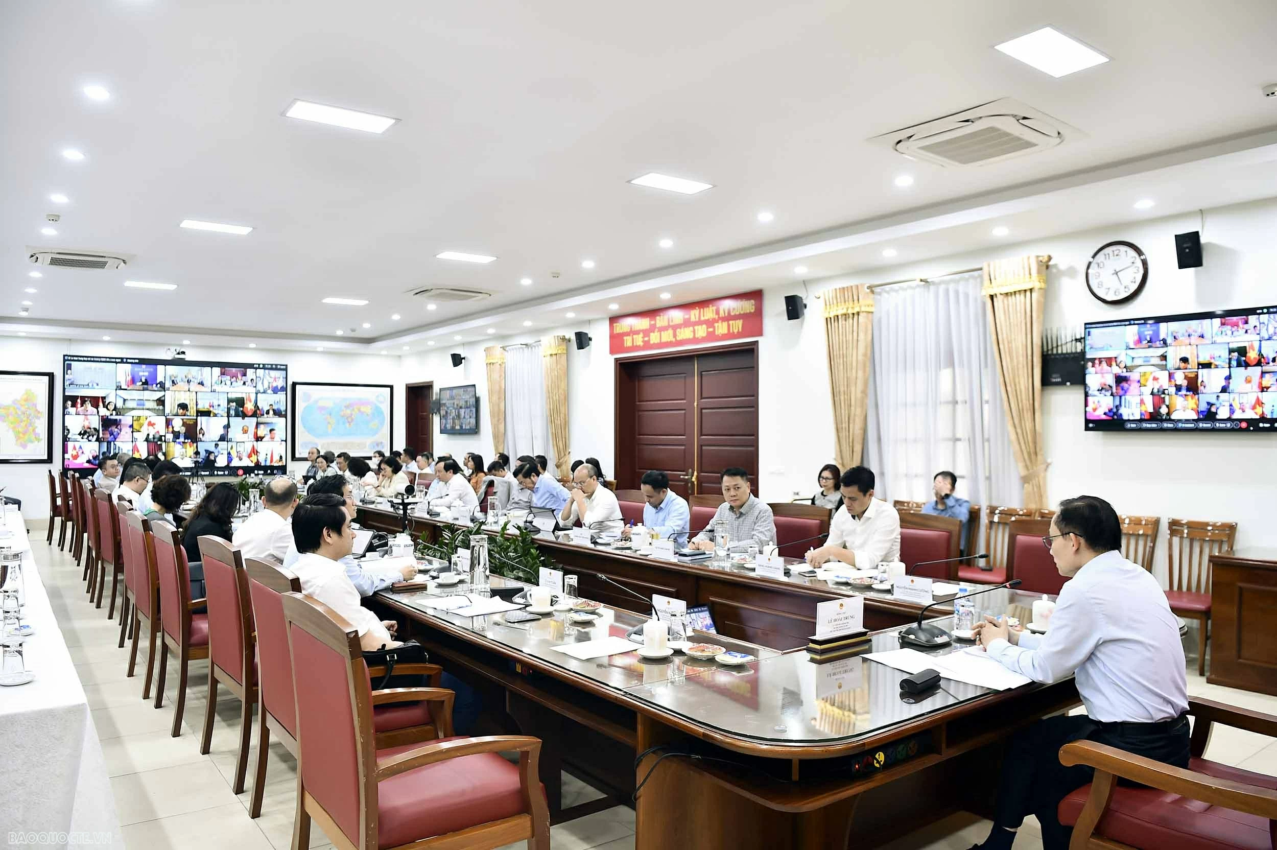 Bộ trưởng Ngoại giao Lê Hoài Trung chủ trì làm việc trực tuyến với các Trưởng cơ quan đại diện Việt Nam ở nước ngoài Bộ trưởng Ngoại giao Lê Hoài Trung chủ trì làm việc trực tuyến với các Trưởng cơ quan đại diện Việt Nam ở nước ngoài