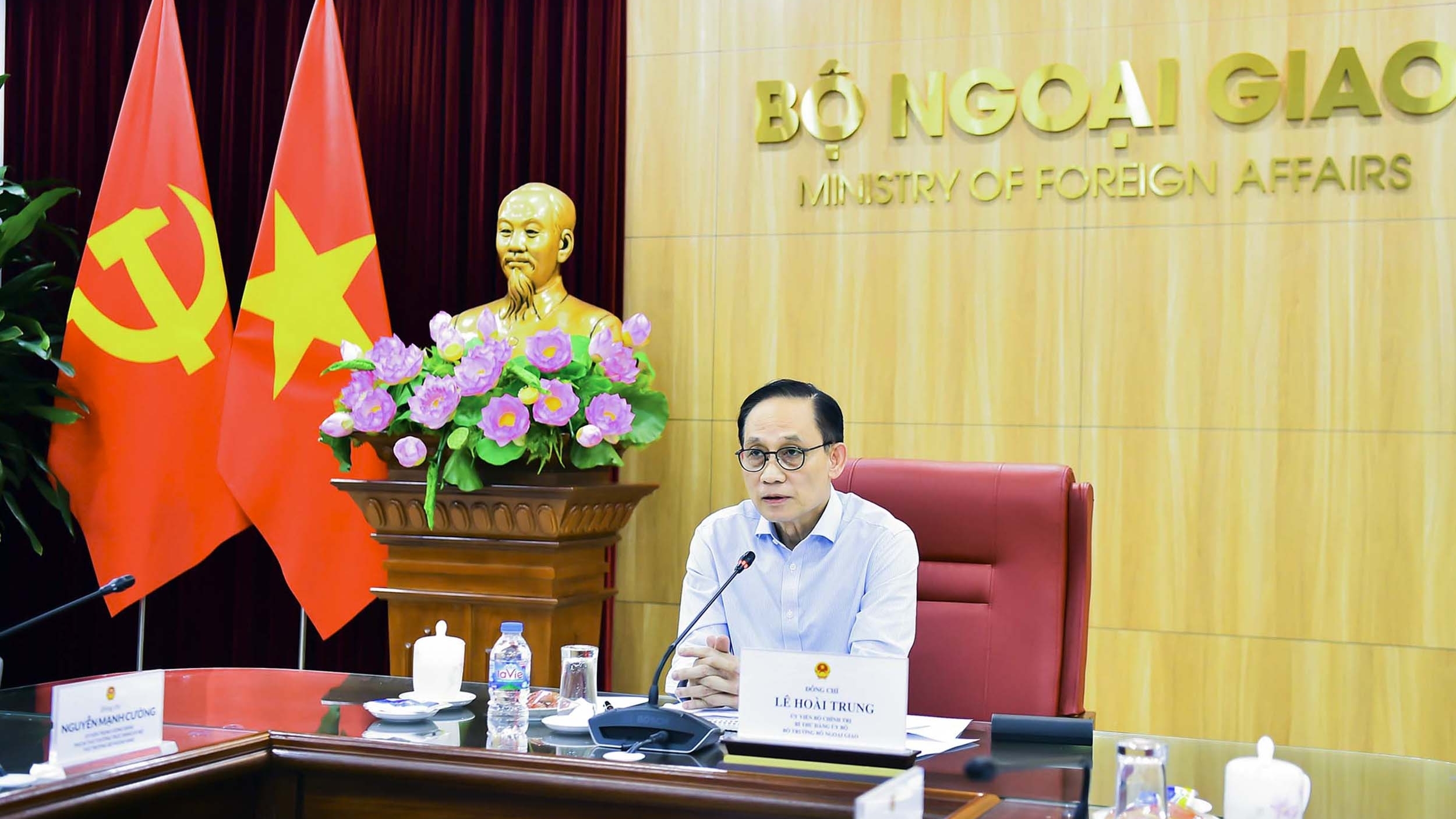 Bộ trưởng Ngoại giao Lê Hoài Trung chủ trì làm việc trực tuyến với các Trưởng cơ quan đại diện Việt Nam ở nước ngoài