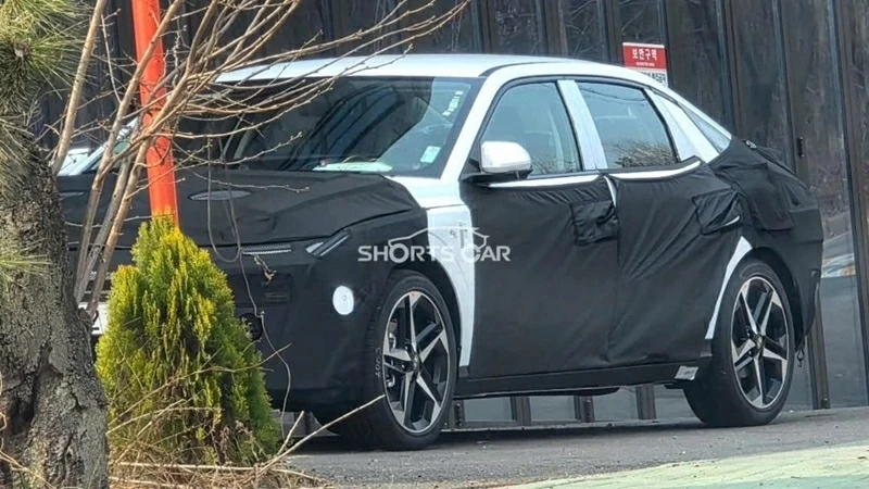 Hyundai Elantra 2027 sắp ra mắt được gấp rút chạy thử trên đường.