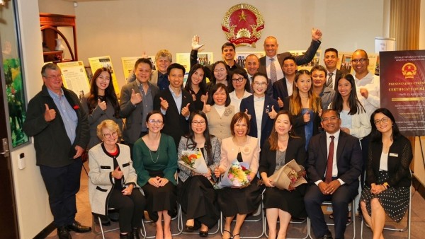 Vietnamese female scholar in Australia receives Certificate of Merit from Minister of Foreign Affairs
