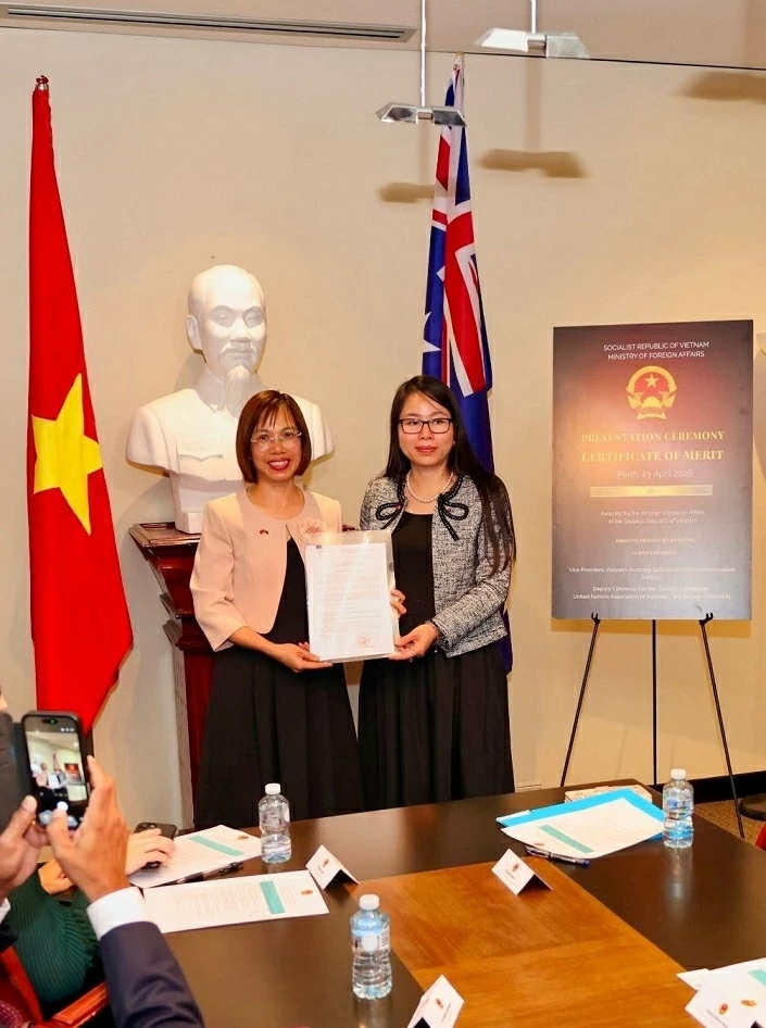 Nữ trí thức Việt tại Australia nhận Bằng khen Bộ trưởng Bộ Ngoại giao