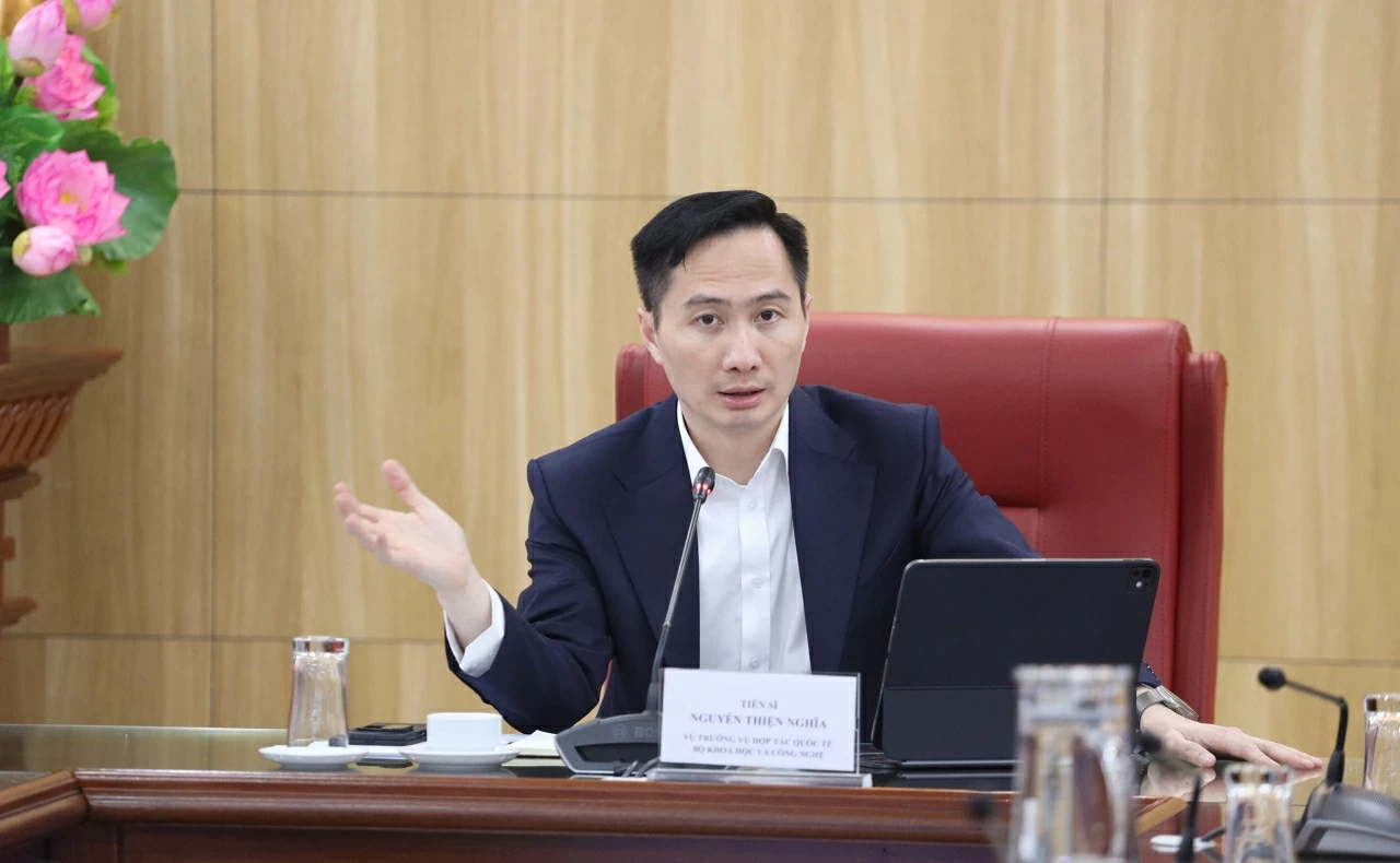 TS. Nguyễn Thiện Nghĩa, Vụ trưởng Vụ Hợp tác quốc tế, Bộ Khoa học và Công nghệ trình bày chuyên đề tại Tọa đàm. (Ảnh: Thành Long)