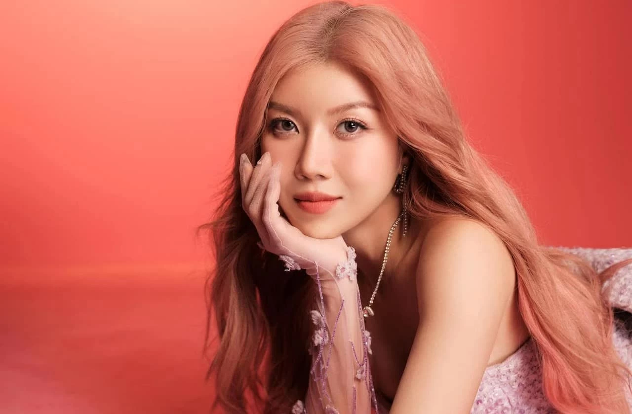 Trang Pháp cùng đồng đội hát tiếng Việt, thắng kép ở Đạp gió 2026.