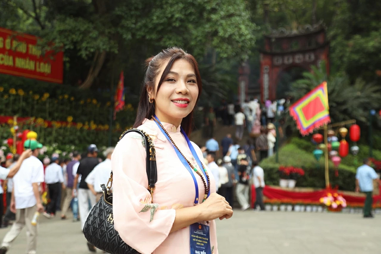Trả lời phỏng vấn Báo Thế giới & Việt Nam, chị Trần Thị Lê Na, kiều bào đến từ Ba Lan, cho biết đây là lần đầu tiên chị có cơ hội dâng hương tại Khu di tích Đền Hùng – một hoạt động thiêng liêng, giàu ý nghĩa. Gần 30 năm sinh sống và làm việc tại Ba Lan, chị luôn hướng về quê hương, ghi nhớ công ơn dựng nước và giữ nước của các Vua Hùng. Chị Lê Na nhấn mạnh, cộng đồng kiều bào sẽ tiếp tục lan tỏa tinh thần yêu nước, kết nối các thế hệ con cháu mang trong mình dòng máu Lạc Hồng hướng về cội nguồn, chung tay xây dựng đất nước và nuôi dưỡng niềm tự hào về quê hương Việt Nam.