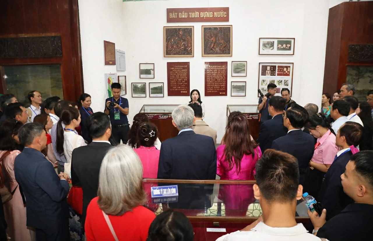 Trước đó, Đoàn kiều bào tham quan Bảo tàng Hùng Vương tại Khu di tích Đền Hùng.