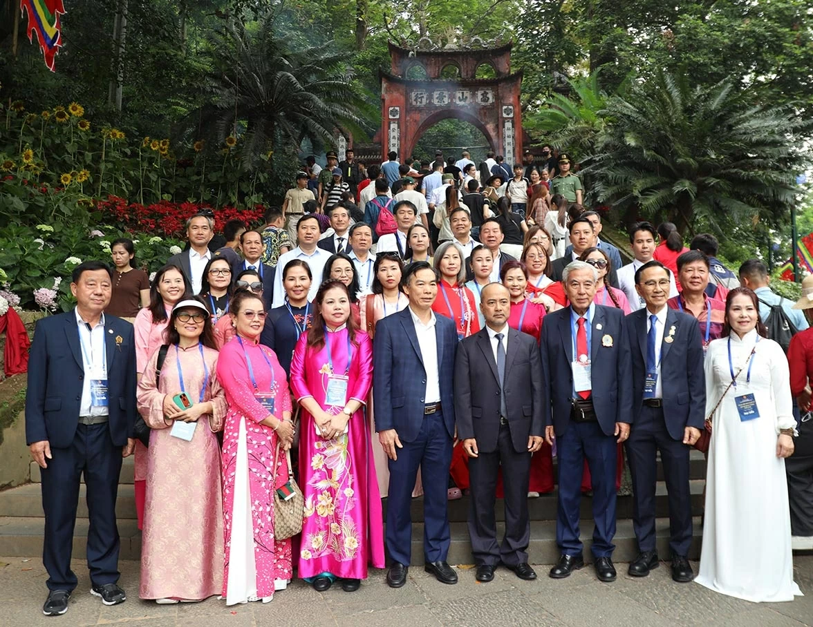Tại Khu Di tích lịch sử Đền Hùng, Đoàn kiều bào đã dâng hương tại Đền Quốc Tổ Lạc Long Quân; dâng hương tưởng niệm các Vua Hùng tại Đền Hạ, Đền Trung; đồng thời làm lễ báo công, tri ân công đức Tổ tiên tại Đền Thượng.