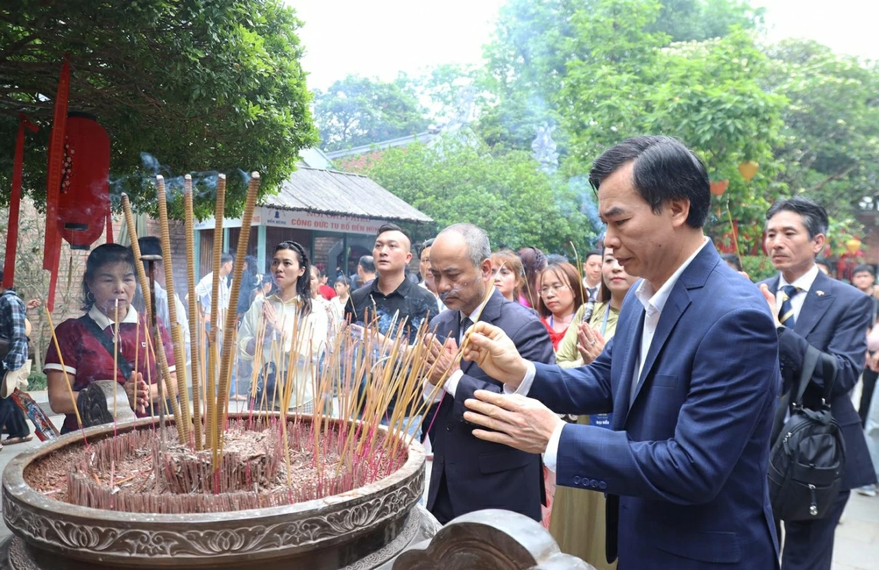 Đoàn kiều bào tham dự năm nay đại diện cho cộng đồng người Việt Nam ở nước ngoài đang sinh sống, học tập và làm việc tại 20 quốc gia trên thế giới. Đoàn đại biểu kiều bào đã đến dâng hương tại Đền Quốc Tổ Lạc Long Quân, dâng hương tưởng nhớ các Vua Hùng t