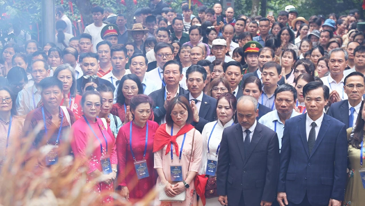 Trong không khí trang nghiêm, xúc động tại Khu di tích lịch sử Đền Hùng, đoàn kiều bào đã tham gia nghi lễ dâng hương theo nghi thức truyền thống, bày tỏ lòng biết ơn sâu sắc đối với các bậc tiền nhân đã có công dựng nước. 