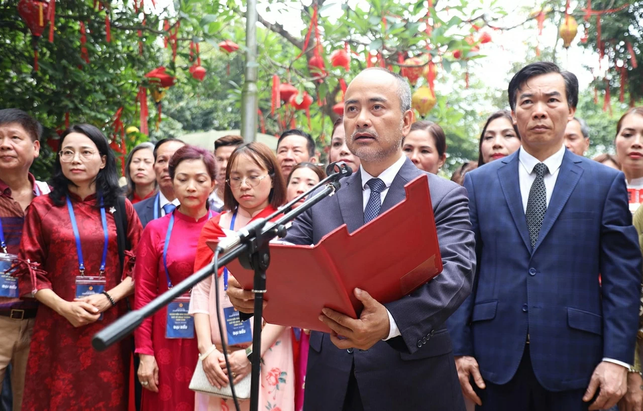 Chủ nhiệm Ủy ban Nhà nước về người Việt Nam ở nước ngoài Nguyễn Trung Kiên đại diện Đoàn báo công tại Đền Thượng.