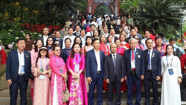 Kết nối cội nguồn: Đoàn Kiều bào về dâng hương và báo công, tri ân công đức Tổ tiên tại Đền Hùng