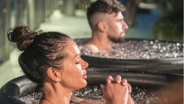 Tắm nước đá gây sốt ở Hong Kong: 'liệu pháp thần kỳ' hay trào lưu tiềm ẩn rủi ro?