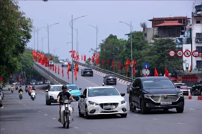 Các phương tiện tham gia giao thông tại cầu vượt nút giao Ô Đống Mác - Nguyễn Khoái. (Nguồn: TTXVN)