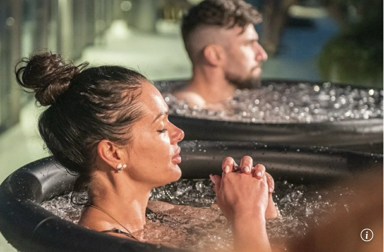 Tắm nước đá gây sốt ở Hong Kong: 'liệu pháp thần kỳ' hay trào lưu tiềm ẩn rủi ro?