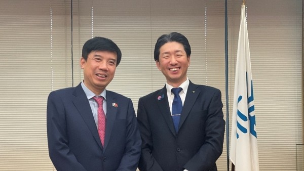Tổng lãnh sự Việt Nam tại Osaka Nguyễn Trường Sơn chào xã giao các đối tác Nhật Bản nhân dịp nhận nhiệm vụ công tác