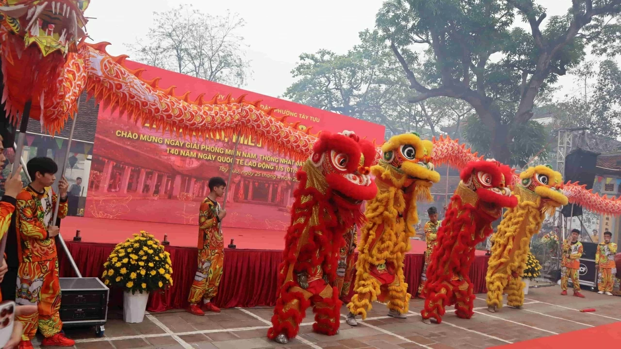 Rực rỡ sắc hoa khai hội đình, miếu Tây Tựu 2026 Rực rỡ sắc hoa khai hội đình, miếu Tây Tựu 2026