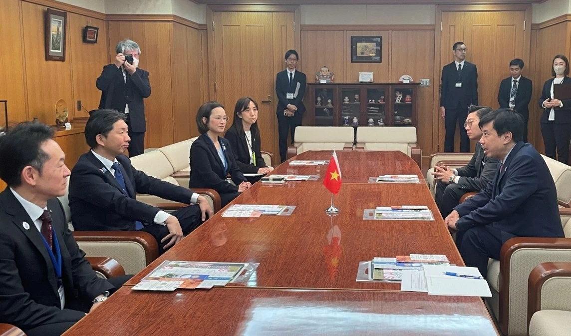 Tổng lãnh sự Nguyễn Trường Sơn chào xã giao lãnh đạo thành phố Sakai, Hội hữu nghị Nhật-Việt khu vực Kansai và Tập đoàn Fuji