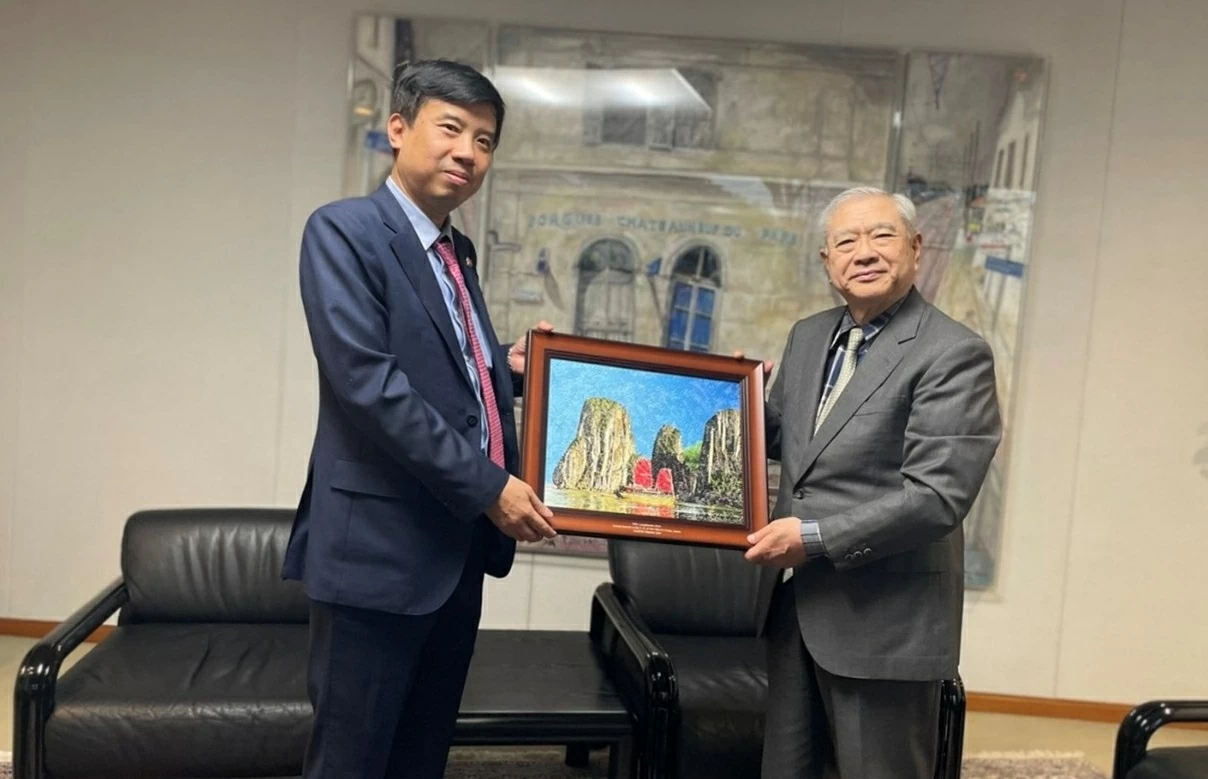 Tổng lãnh sự Nguyễn Trường Sơn chào xã giao lãnh đạo thành phố Sakai, Hội hữu nghị Nhật-Việt khu vực Kansai và Tập đoàn Fuji