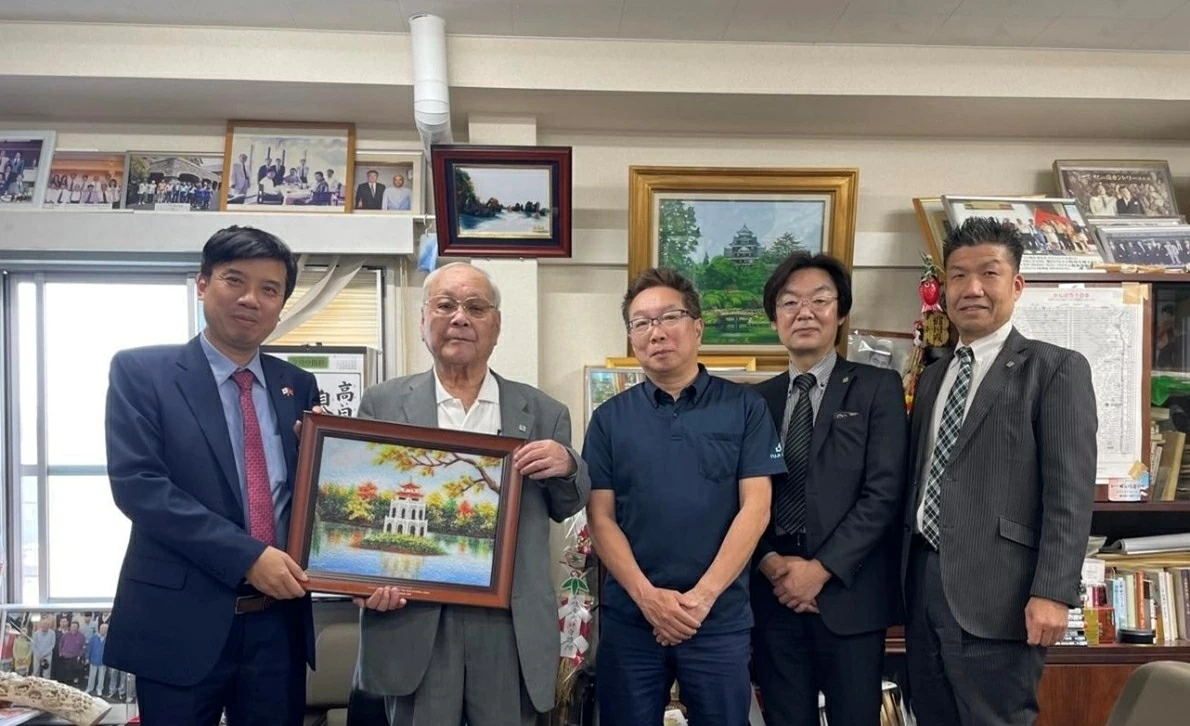 Tổng lãnh sự Nguyễn Trường Sơn chào xã giao lãnh đạo thành phố Sakai, Hội hữu nghị Nhật-Việt khu vực Kansai và Tập đoàn Fuji