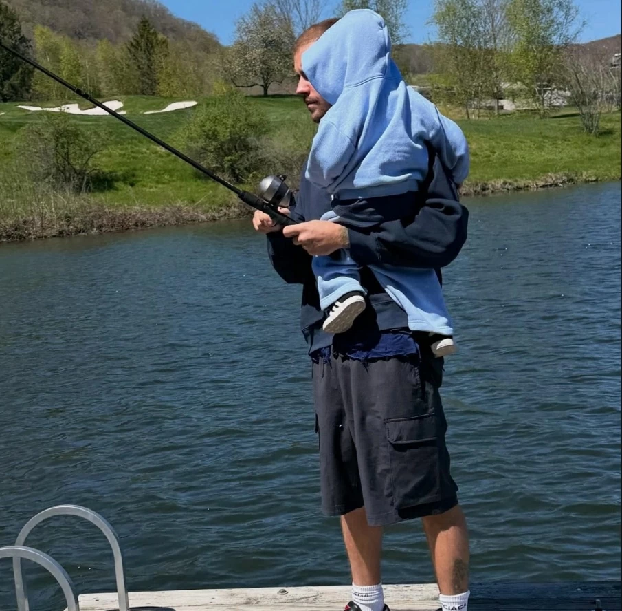 Ca sĩ Justin Bieber khoe khoảnh khắc đi câu cá ngọt ngào bên con trai nhỏ