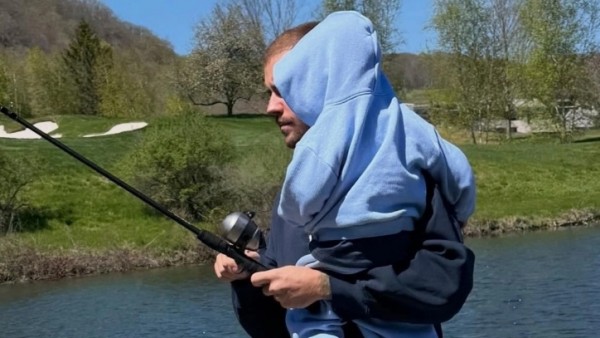 Ca sĩ Justin Bieber khoe khoảnh khắc đi câu cá ngọt ngào bên con trai nhỏ