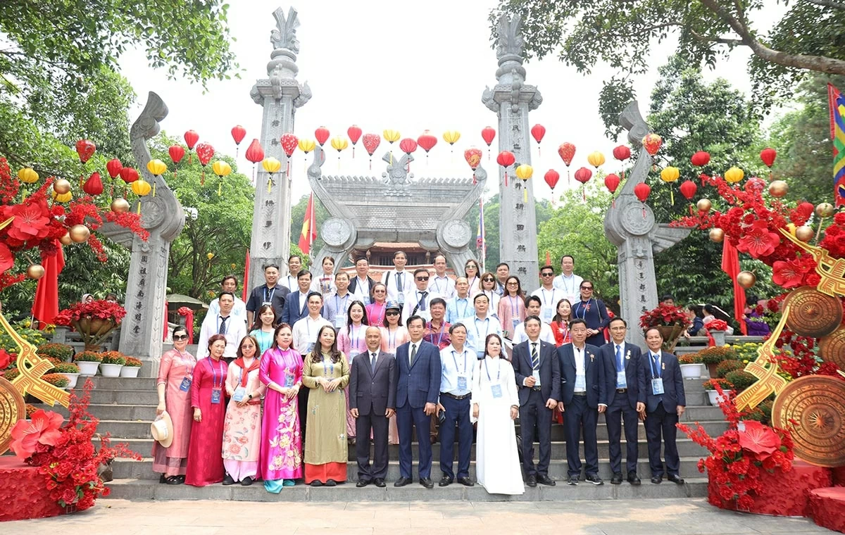 Đoàn kiều bào dâng hương tại Đền thờ Lạc Long Quân. (Ảnh: Thành Long)