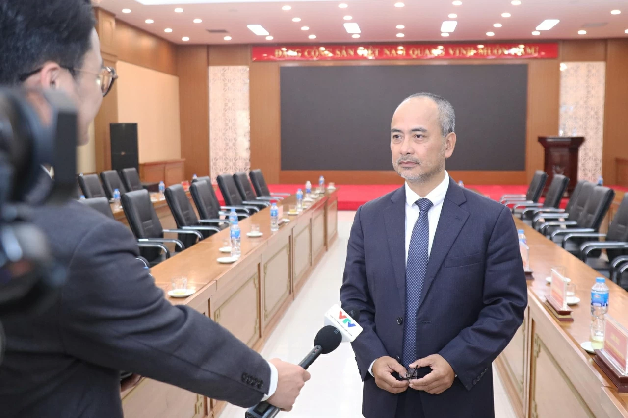 Chủ nhiệm Ủy ban Nhà nước về Người Việt Nam ở nước ngoài Nguyễn Trung Kiên trả lời phỏng vấn. (Ảnh: Thành Long)