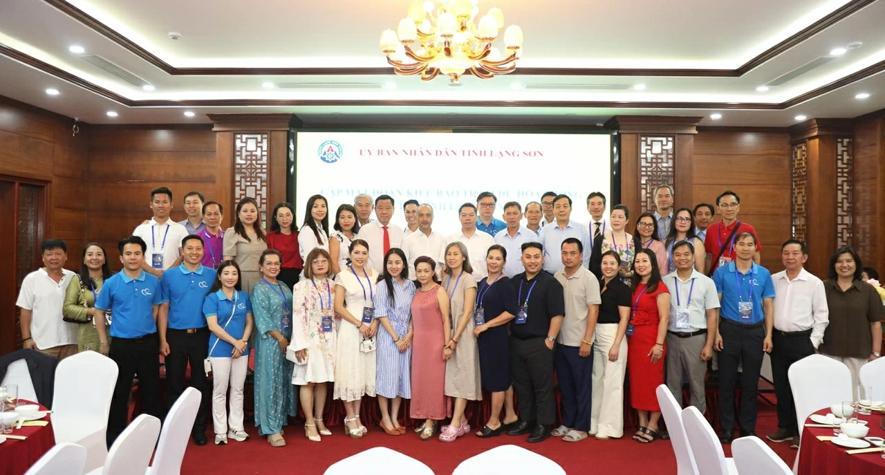 hó Chủ tịch UBND tỉnh Đoàn Thanh Sơn chụp ảnh chung cùng Đoàn kiều bào. (Ảnh: Thành Long)