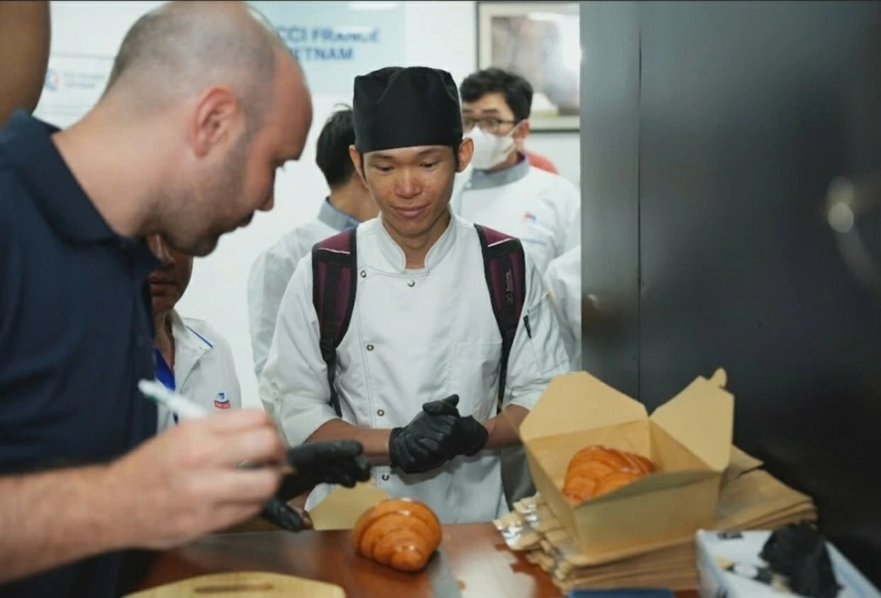 Bánh mì Việt - bánh sừng trâu Pháp: Giao thoa di sản ẩm thực tại TP. Hồ Chí Minh Bánh mì Việt - bánh sừng trâu Pháp: Giao thoa di sản ẩm thực tại TP. Hồ Chí Minh