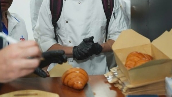 Bánh mì Việt - bánh sừng trâu Pháp: Giao thoa di sản ẩm thực tại TP. Hồ Chí Minh