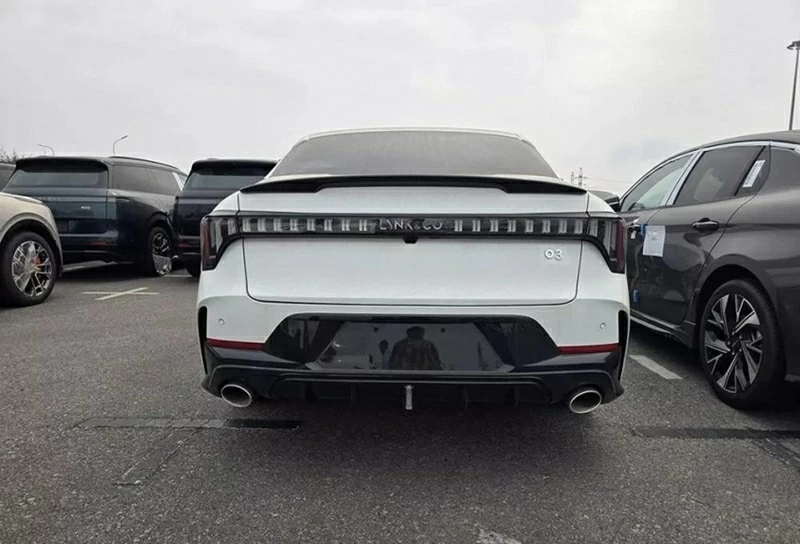 Về ngoại hình, Lynk & Co 03 mang phong cách thể thao vừa phải, tiết chế các chi tiết hầm hố như cánh gió lớn hay bộ khuếch tán sau.