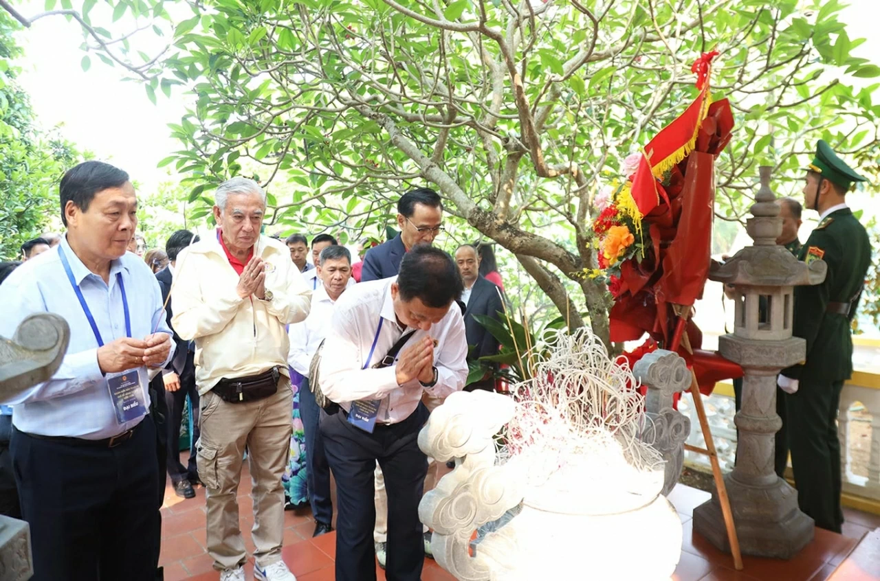 Sáng 26/4, Ông Nguyễn Trung Kiên, Chủ nhiệm Ủy ban Nhà nước về người Việt Nam ở nước ngoài dẫn đầu Đoàn kiều bào tại dâng hương tại Đài tưởng niệm các anh hùng liệt sỹ hy sinh trong cuộc chiến đấu bảo vệ biên giới phía Bắc.