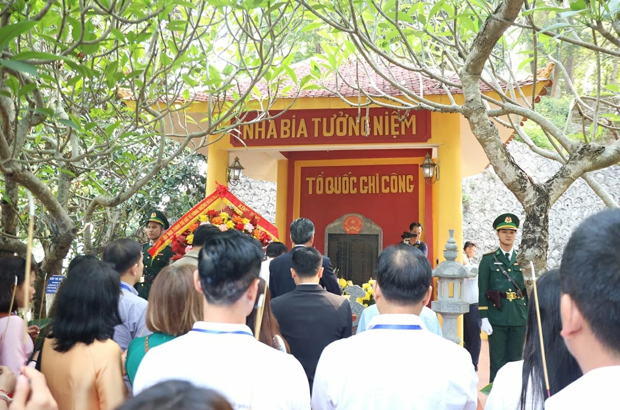 Các đại biểu kiều bào bày tỏ vòng biết ơn vô hạn đối với những anh hùng liệt sĩ đã dâng hiến tuổi thanh xuân, chiến đấu hy sinh bảo vệ tổ quốc.