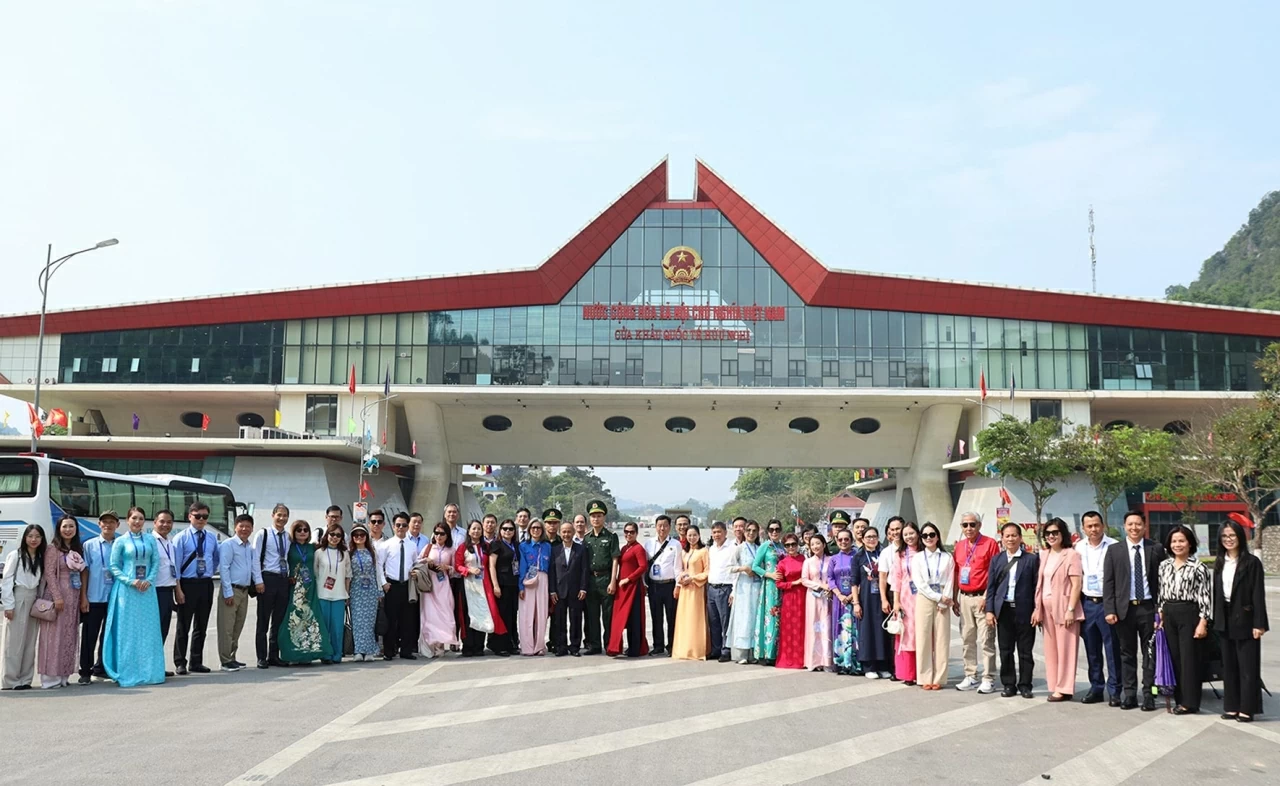 Đoàn gồm hơn 60 đại biểu kiều bào đến từ hơn 20 quốc gia và vùng lãnh thổ. Tại đây, các đại biểu đã được nghe giới thiệu tổng quan về tình hình phát triển kinh tế - xã hội của tỉnh Lạng Sơn, đặc biệt là vai trò của khu vực cửa khẩu trong thúc đẩy giao thương, xuất nhập khẩu và hội nhập kinh tế quốc tế.