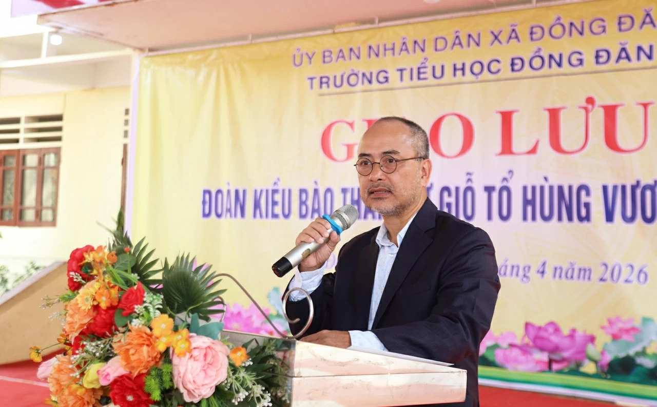 Đứng tại Đồng Đăng – vùng đất biên cương của Tổ quốc, ý nghĩa của sự gắn kết ấy càng trở nên rõ nét, Chủ nhiệm UBNNVNVNONN Nguyễn Trung Kiên nhấn mạnh, từ vùng đất này, các thế hệ học sinh nuôi dưỡng ước mơ vươn xa, trong khi kiều bào ở khắp nơi trên thế giới luôn hướng về quê hương với tình cảm và trách nhiệm.  Chính sự kết nối đó đã tạo nên mạch chảy bền bỉ của tình yêu Tổ quốc, gắn kết người Việt Nam trong và ngoài nước. Trong dòng chảy ấy, đội ngũ thầy cô giáo giữ vai trò đặc biệt quan trọng. Không chỉ truyền đạt kiến thức, các thầy cô còn bồi đắp tình yêu quê hương, ý thức trách nhiệm cho học sinh, để dù đi đâu, các em vẫn luôn ghi nhớ cội nguồn dân tộc. 