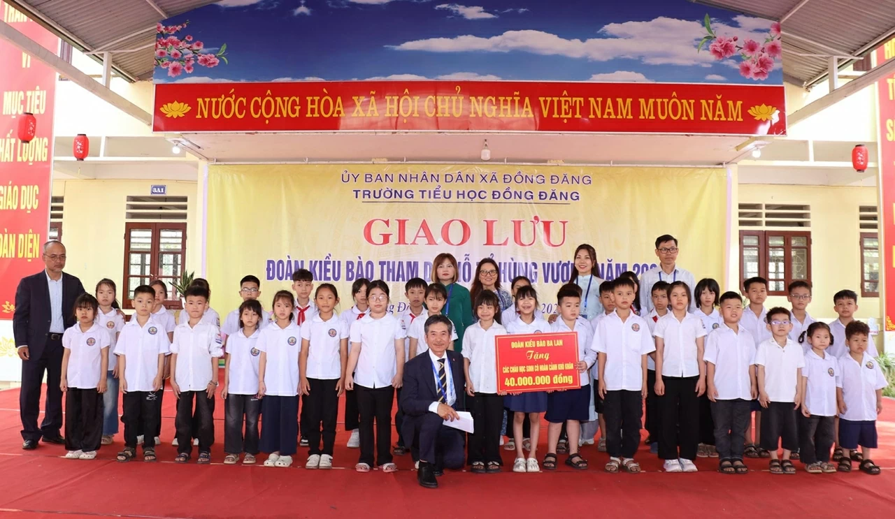 Tại trường tiểu học Đồng Đăng, Đoàn kiều bào đã ủng hộ nhà trường và các cháu học sinh gặp hoàn cảnh khó khăn số tiền trên 150 triệu đồng.