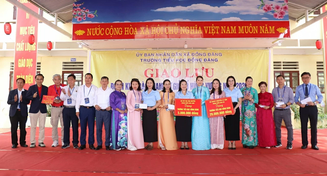 Tại trường tiểu học Đồng Đăng, Đoàn kiều bào đã ủng hộ nhà trường và các cháu học sinh gặp hoàn cảnh khó khăn số tiền trên 150 triệu đồng.